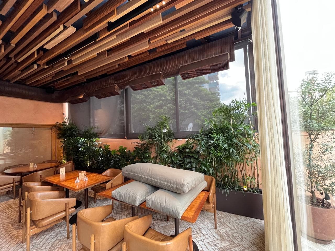 Sistema de ventilação industrial moderno com dutos azuis